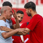 البرناكي يدعم لاعبي الفريق الأحمر قبل مباراة الديربي