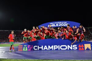 المغرب يكسر قاعدة الـ 42 عاماً ويضمّ اسمه للنخبة.. تهنئة رسمية من “الفيفا” و”الكاف” لبطل العالم